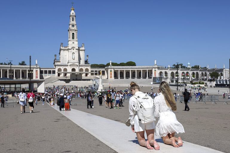 Cientos de jóvenes en el Santuario de Fátima en vísperas de la visita del Papa Francisco, en Fátima, Portugal, hoy 4 de agosto de 2023. El Pontífice está en Portugal con motivo de la Jornada Mundial de la Juventud (JMJ), uno de los principales eventos de la Iglesia que reúne al Papa con jóvenes de todo el mundo, que se celebra hasta el 06 de agosto.