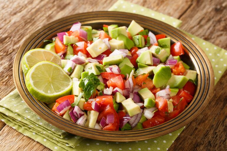 Ensalada de pepino, tomate y aguacate.