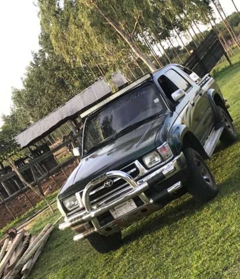 La camioneta Toyota Hilux verde robada. El vehículo era utilizada por la víctima para realizar los trabajos diarios. 