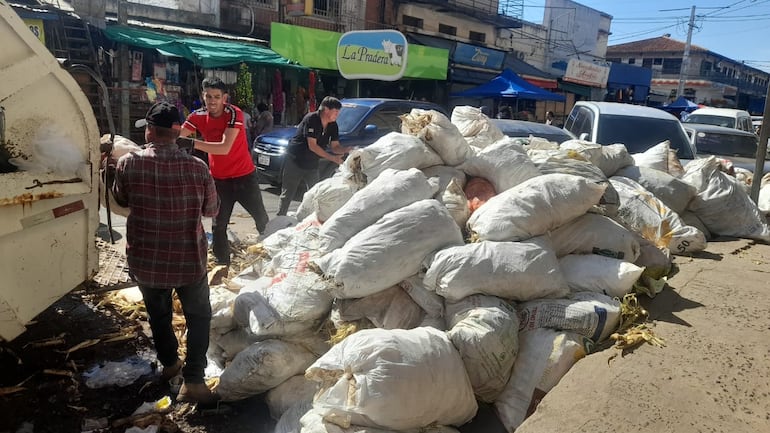 Más de 112 toneladas de residuos acumulados en la zona del Mercado Municipal N° 1 de Luque tras las celebraciones de Navidad.