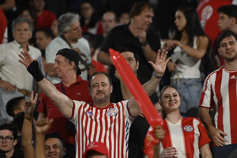 Los hinchas de Paraguay en la previa del partido frente a Argentina por las Eliminatorias Sudamericanas 2026 en el estadio Defensores del Chaco, en Asunción.