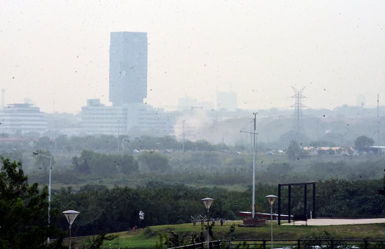 El humo de los incendios cubre todo el centro de Asunción.