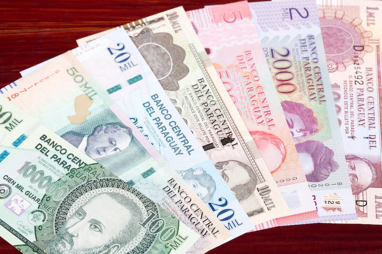 Billetes de diferentes guaraníes de diferentes denominaciones.