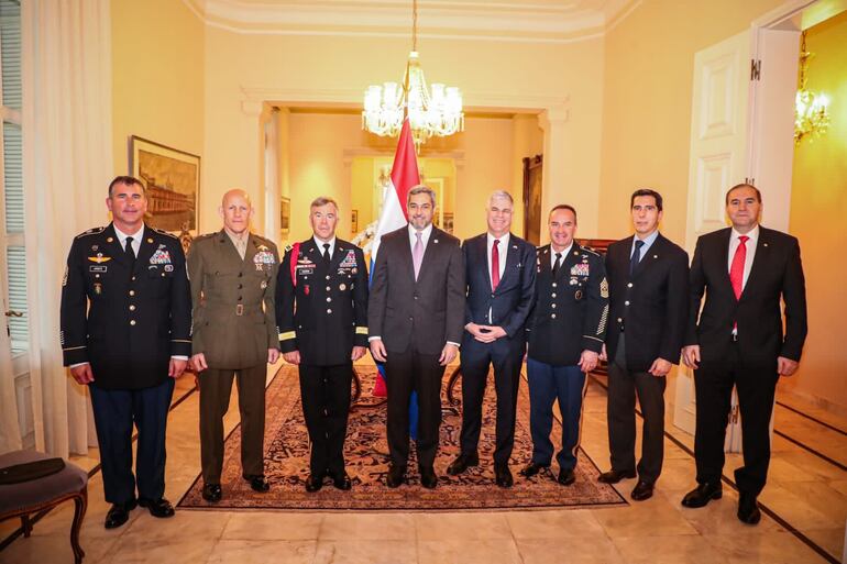 Mario Abdo Benítez (c), el Gral Bryan Fenton  (3° de la izq.) y el embajador Marc Ostfield, entre otros, ayer en Mburuvicha Róga.