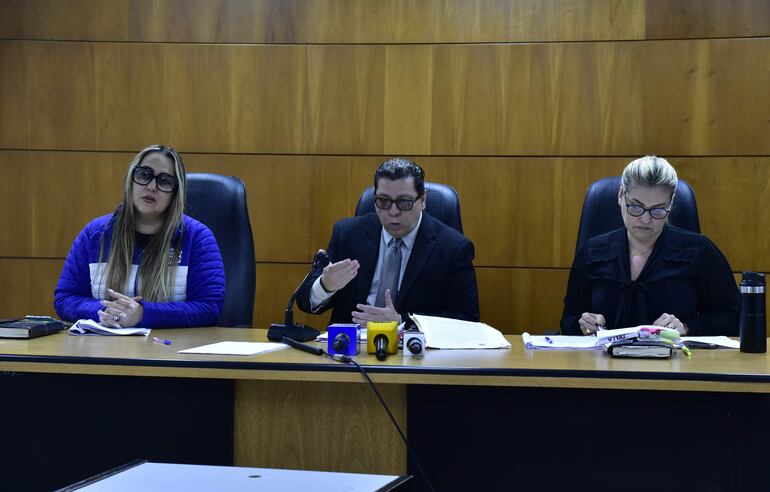 El Tribunal de Sentencia, presidido por el juez Víctor Alfieri e integrado por Alba González y Dina Marchuk.