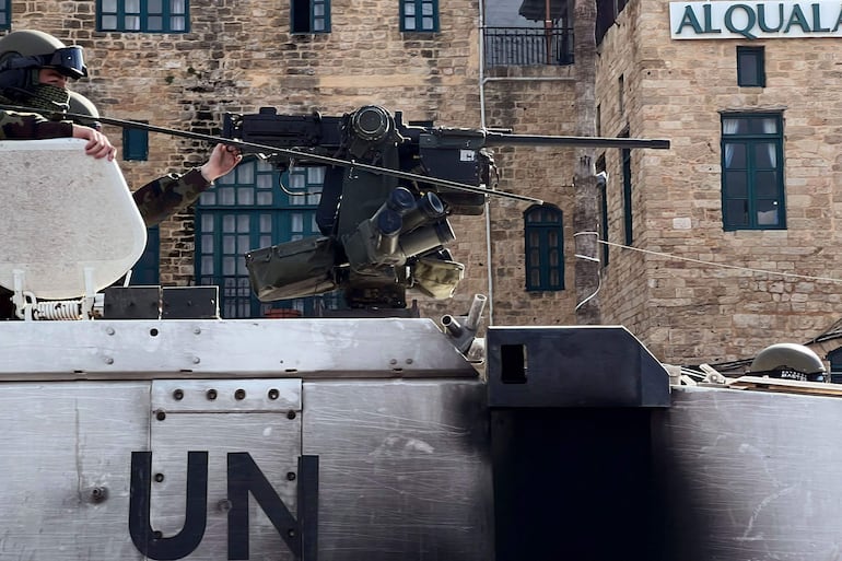 Un soldado en un vehículo militar de la misión de paz de la ONU en Líbano recorre la ciudad de Sidon, en el sur del país, el lunes.