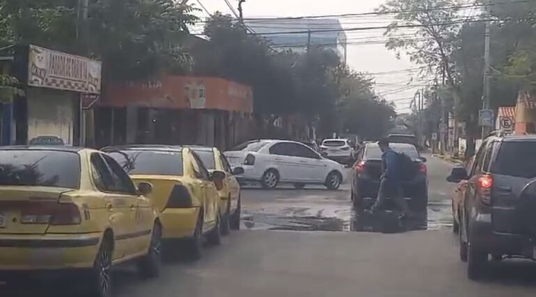 Los peatones deben pisar esta agua que presenta un inaguantable olor.