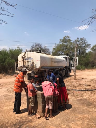 El gobierno envió rumbo al Chaco paraguayo una caravana conformada por 15 camiones cisternas, 10 camiones adaptados con tanques de agua para la asistencia a familias con falta crítica del vital líquido.