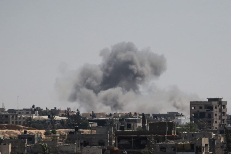 Smoke from Israeli bombardment billows in Khan Yunis in the southern Gaza Strip on August 5, 2024, amid the ongoing conflict between Israel and the Palestinian Hamas militant group. (Photo by Bashar TALEB / AFP)