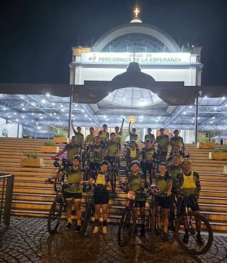 Ciclistas sanjuaninos pedaleando llegaron junto a la Virgen de Caacupé para cumplir promesas.