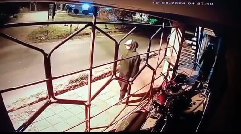 Captura de pantalla  del circuito cerrado donde se ve a uno de los ladrones de la motocicleta.