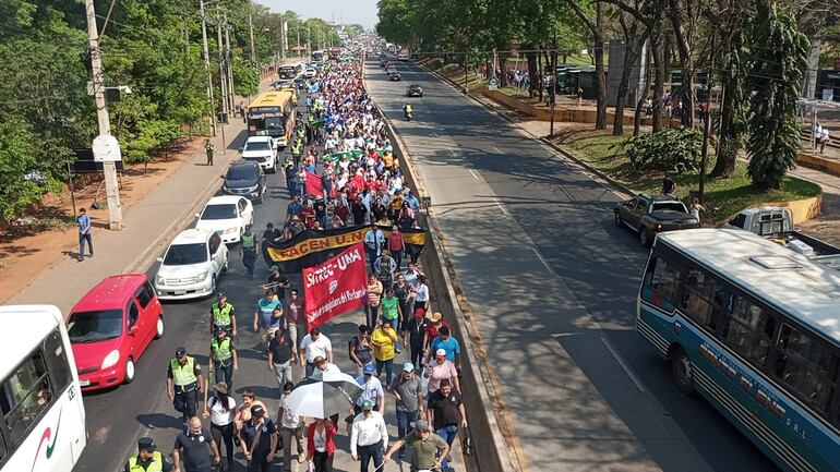 Docentes y administrativos marcharon de forma pacífica sobre la Avda. Mcal. Estigarribia en protesta por el cumplimiento de la nivelación salarial.