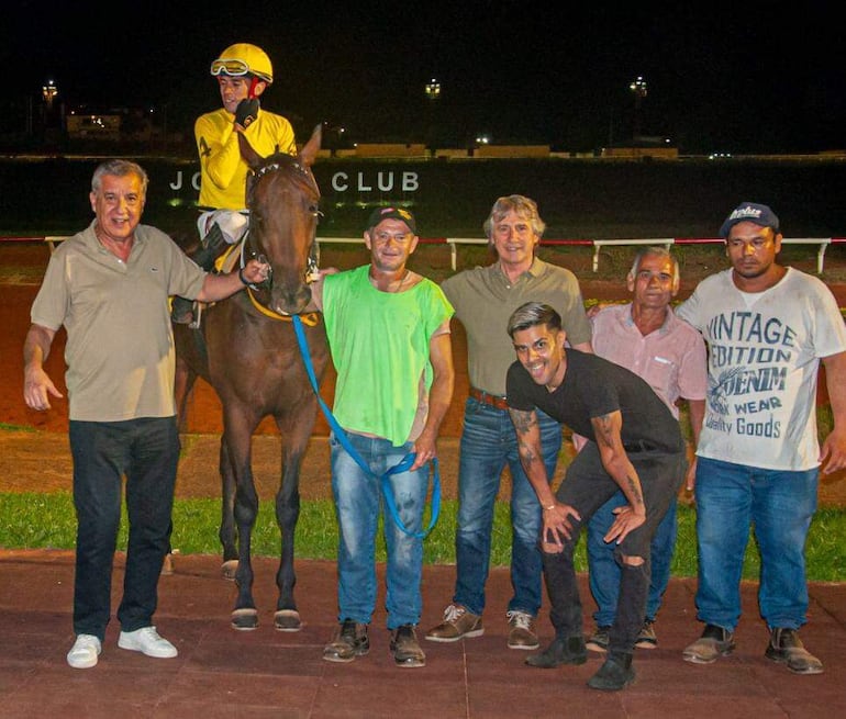 Avinagrado, con Gerardo García (i) y los chicos del stud Kika.