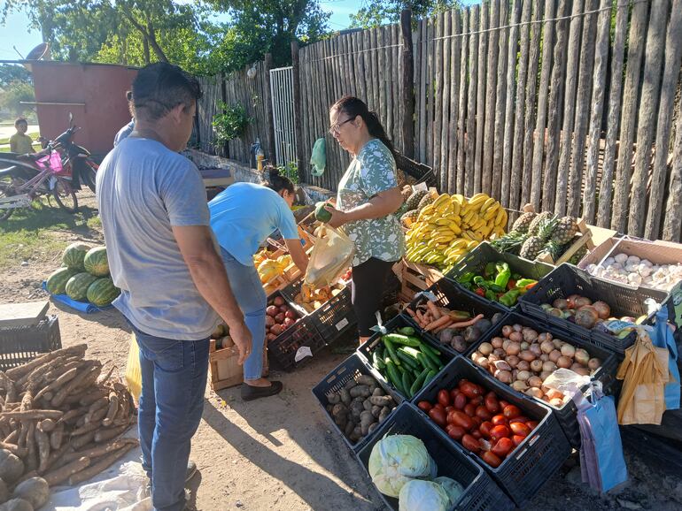 El tomate se comercializa entre G. 15.000 a G. 20.000, mientras que la uva esta a G. 30.000 por cada kilo.