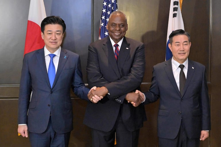 (De izquierda a derecha) El ministro de Defensa de Japón, Minoru Kihara, el secretario de Defensa de Estados Unidos, Lloyd Austin, y el ministro de Defensa de Corea del Sur, Shin Won-sik, asisten a una reunión trilateral al margen de la cumbre del Diálogo Shangri-La en Singapur el 2 de junio de 2024.