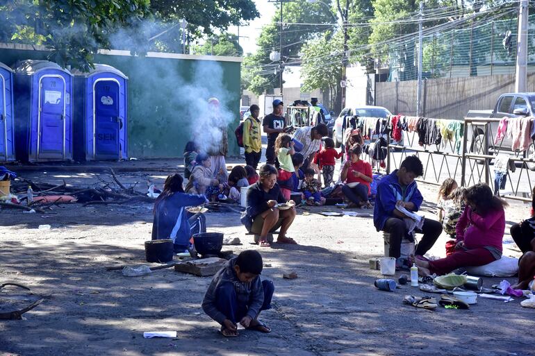 Una gran cantidad de niños se encuentra en las inmediaciones del Indi.