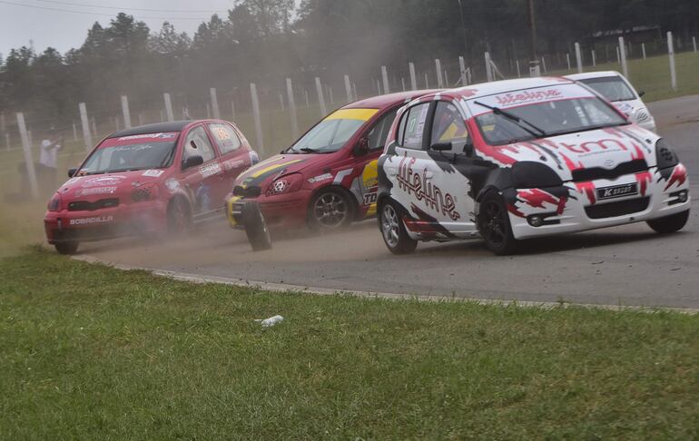 Con más de 10 autos en pista, la segunda tanda en la categoría Vitz, fue realmente apasionante, como se observa en la foto.