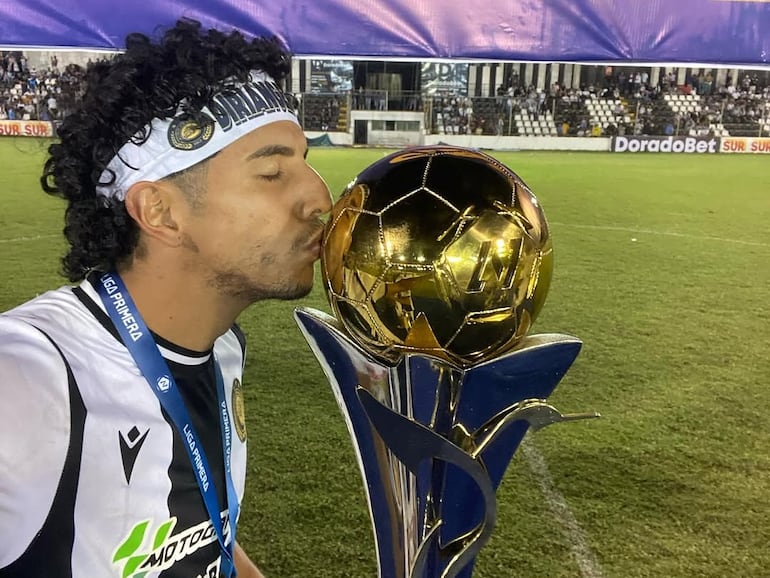 El paraguayo Renzo Carballo, futbolista de Diriangén FC, celebra la conquista del torneo Apertura 2024-2025 de la Liga Nacional de Nicaragua.