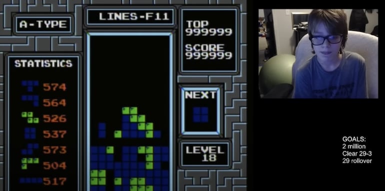 Willis Gibson o “Blue Scuti”, alcanzó el nivel 157 y una puntuación de 999999 antes de llegar a la “kill screen”, es decir que el juego colapsara.