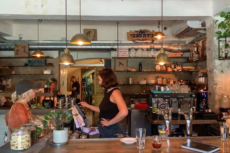 Interior de un popular bar del este de Jerusalén, Israel, este martes. La amenaza de un inminente ataque de Irán y el grupo libanés Hizbulá se cierne sobre Israel y en una Jerusalén, dividida entre israelíes y palestinos, sus habitantes temen o alientan la escalada de violencia mientras la incertidumbre invade su vida diaria.