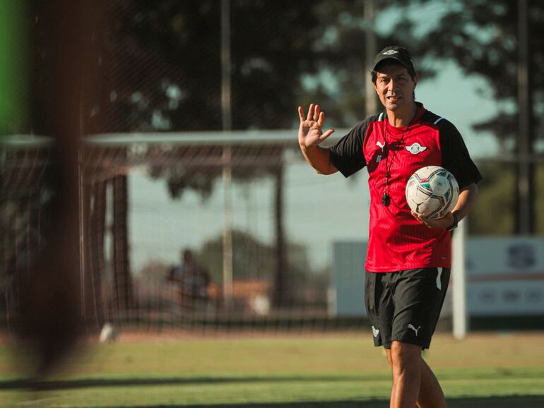 El argentino Daniel Garnero, entrenador de Libertad, en el entrenamiento del plantel.