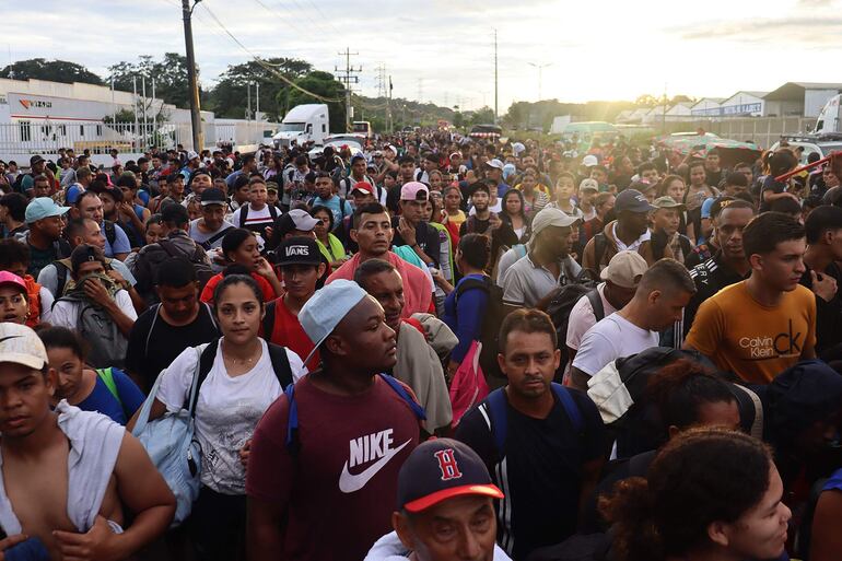 Migrantes caminan en caravana hacia la frontera con Estados Unidos este miércoles, en el municipio de Tapachula en el estado de Chiapas (México). Miles de migrantes, en su mayoría venezolanos, partieron este miércoles desde la frontera sur de México, con la meta de llegar a Estados Unidos antes de que comience la nueva presidencia de Donald Trump, quien ha anunciado restricciones y deportaciones masivas.