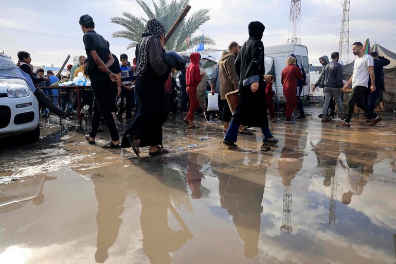 Desplazados palestinos en Jan Yunis, en el sur de la Franja de Gaza, este miércoles.