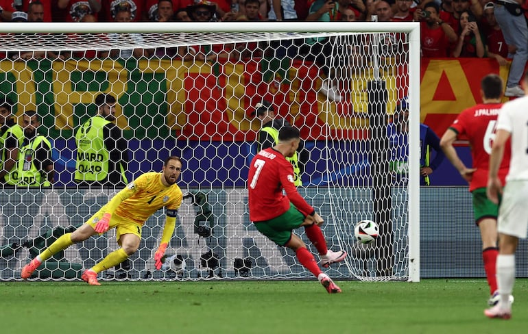 Cristiano Ronaldo, jugador de la selección de Portugal, ejecuta el penal tapado por Jan Oblak en el tiempo suplementario del partido frente a Eslovenia por los octavos de final de la Eurocopa 2024, en Frankfurt, Alemania.