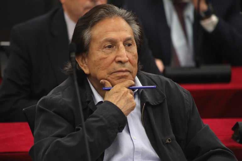 El expresidente Alejandro Toledo, asiste a la lectura de su sentencia este lunes, en Lima (Perú).