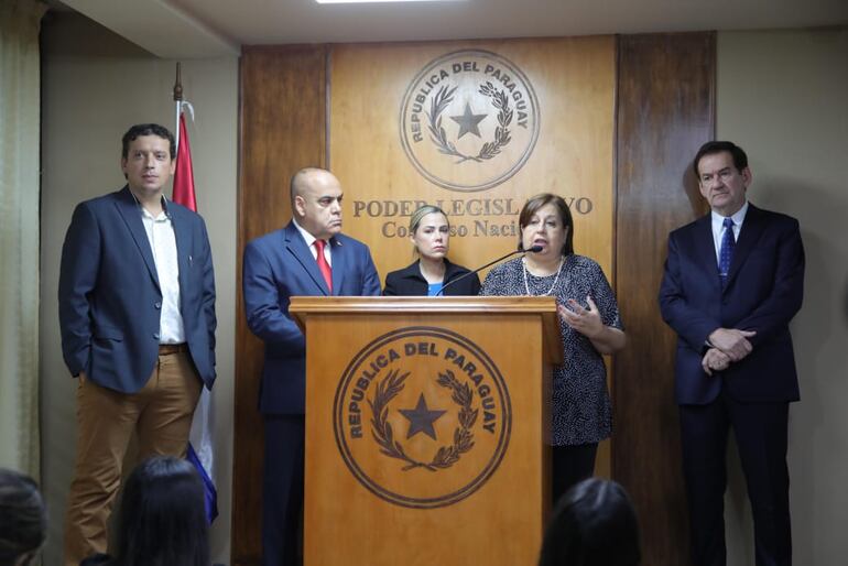 Los senadores Juan Carlos "Nano" Galaverna (ANR, HC), Basilio "Bachi" Núñez (ANR, HC), Lizarella Valiente (ANR, HC), Esperanza Martínez (FG) y Orlando Penner (PPQ), presentaron el proyecto de concesión para la construcción de un canal de 280 kilómetros.