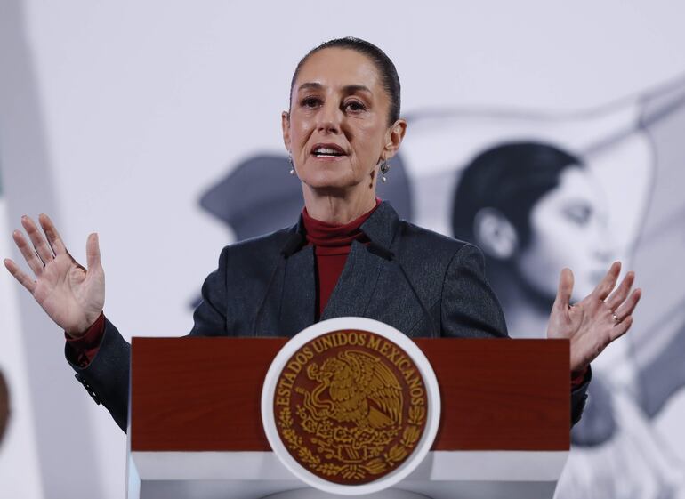 La presidenta de México, Claudia Sheinbaum, habla durante una rueda de prensa este miércoles, en el Palacio Nacional en la Ciudad de México (México). Sheinbaum anunció que enviará una carta a Google tras renombrar el Golfo de México como 'Golfo de América' en sus mapas en Estados Unidos por la orden del mandatario Donald Trump de rebautizar el cuerpo de agua. 
