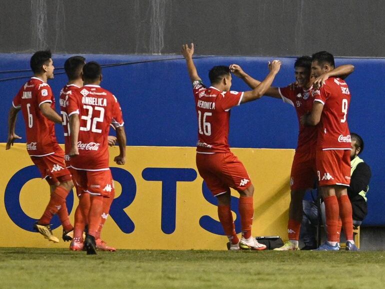 Los jugadores de General Caballero de Juan león Mallorquín festejan un gol en el estadio Arsenio Erico, en Asunción.