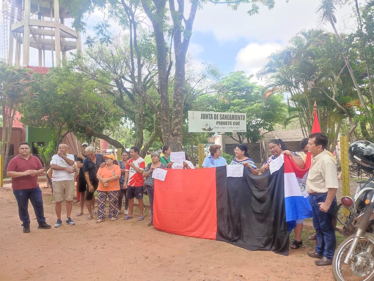 Manifestación frente a la Junta de Saneamiento de Piquete Cué.