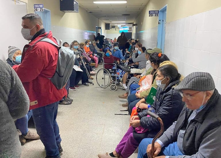 Largas filas y horas de espera en el Hospital General de Luque. 