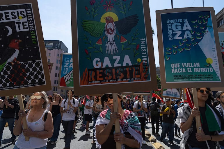 Personas participan en una manifestación pro Palestina este sábado en Santiago (Chile). Miles de simpatizantes pro Palestina se manifiestan a un año del conflicto palestino-israelí en Gaza.