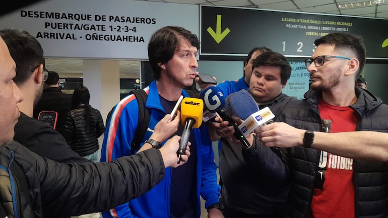 El argentino Daniel Garnero, entrenador de la selección de Paraguay, conversa con los medios a la llegada al Aeropuerto Internacional Silvio Pettirossi, en Luque.