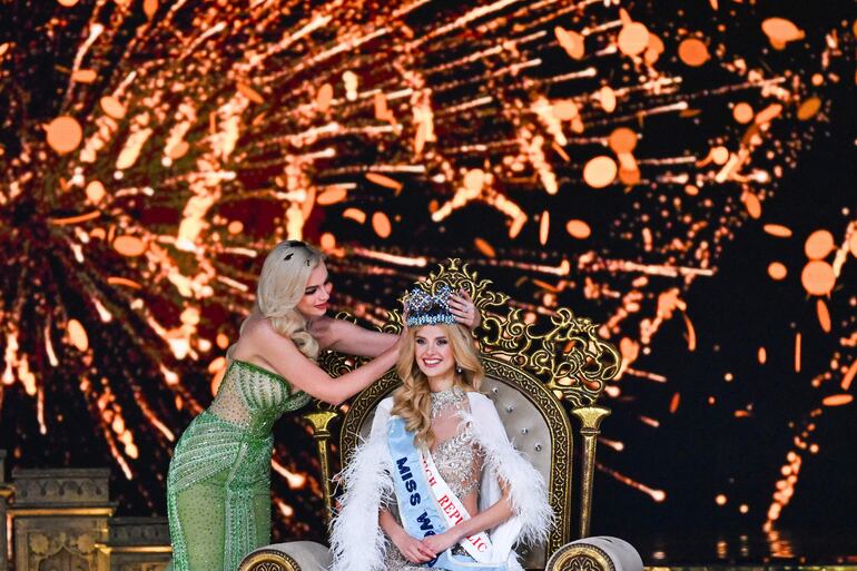 La Miss Mundo saliente, Karolina Bielawska, entrega la corona azul a la representante de República Checa, Krystyna Pyszkova, quien se consagró Miss Mundo 2024. (Punit PARANJPE / AFP)