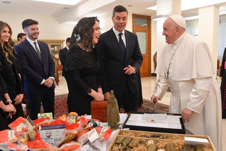 La primera dama Leticia Ocampos y el presidente de la República Santiago Peña pasaron amenos momentos con el Papa Francisco, quien los recibió en la Casa de Santa Marta. (Presidencia de la República)