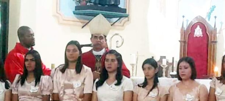 Monseñor Gabriel Escobar junto con un grupo de jóvenes confirmandos en la catedral de la Virgen María Auxiliadora del distrito de Fuerte Olimpo. 