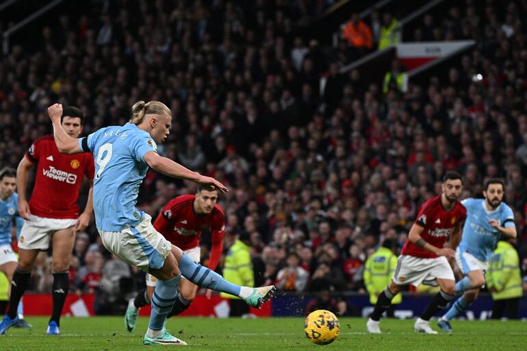 El delantero noruego #09 del Manchester City, Erling Haaland, marca el gol inicial desde el punto de penalti durante el partido de fútbol de la Premier League inglesa entre el Manchester United y el Manchester City en Old Trafford en Manchester, noroeste de Inglaterra, el 29 de octubre de 2023.