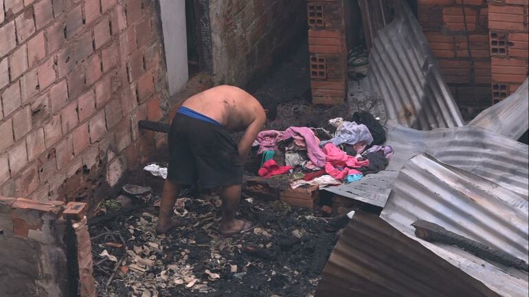 Un hombre busca rescatar algunos enseres de lo poco que quedó de su casa, totalmente consumida por e fuego.