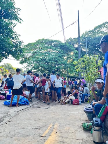 Muchos niños indígenas estaban en el grupo de nativos que quedó varado hoy en Caacupé.