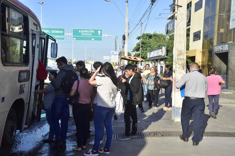 El viceministro de Transporte, Emiliano Fernández, afirmó que esta tarde solicitarán una respuesta definitiva a Cetrapam con respecto a si proseguirá con el paro o lo levantará, considerando que se trata de la novena reunión entre ambas partes. En las calles se siente los pasajeros sufren las reguladas.