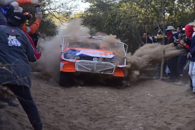 El VW Polo GTI R5 de Agustín Alonso y Edgardo Galindo, de Copetrol Rally, durante la Etapa 3 del Rally del Chaco. 