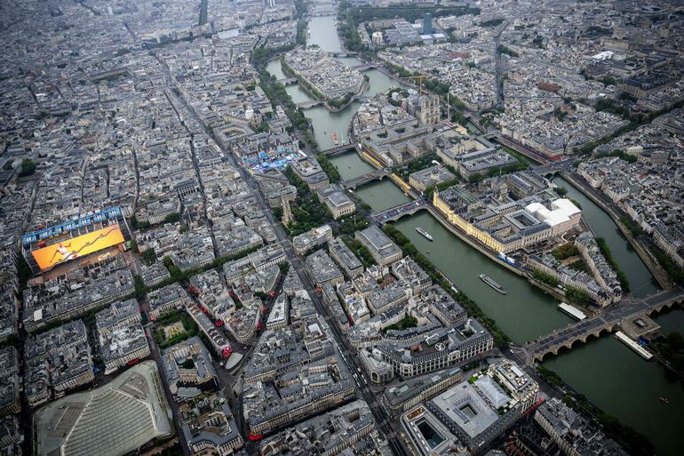 Fotografía aérea de París, que muestra la catedral de Notre-Dame de Paris mientras las delegaciones de atletas navegan por el río Sena. 