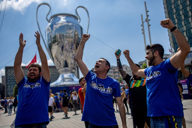 Los aficionados del Inter de Milán animan al equipo en la plaza Taksim in Estambul, Turquía, en la previa de la final de la Champions League 2023 contra el Manchester City.