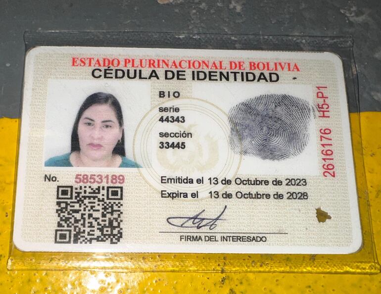 El documento boliviano de contenido falso que presentó la detenida a los intervinientes.