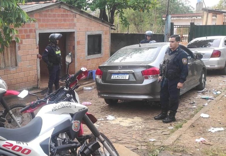 El automóvil robado fue encontrado por la Policía Nacional en la zona baja del barrio San Rafael.