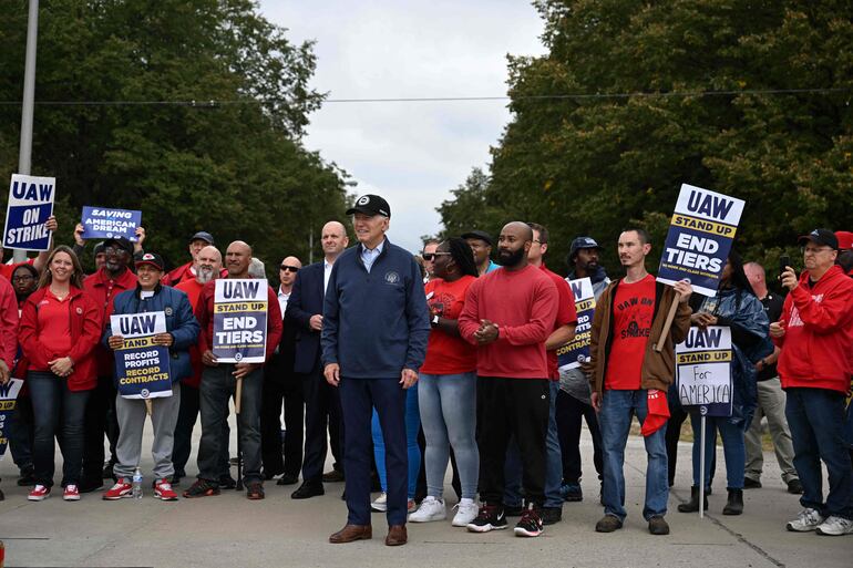 Joe Biden, presidente de Estados Unidos (EE.UU.) se sumó a las manifestaciones desarrolladas por trabajadores del sector de automoción en Detroit.