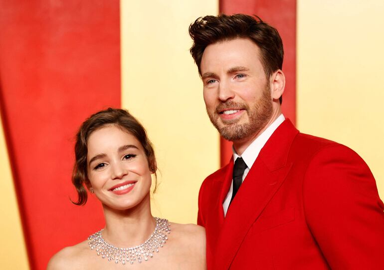 El actor estadounidense Chris Evans y su esposa portuguesa, la actriz Alba Baptista, llegando a la Vanity Fair Oscars Party en el Wallis Annenberg Center en Beverly Hills, California.